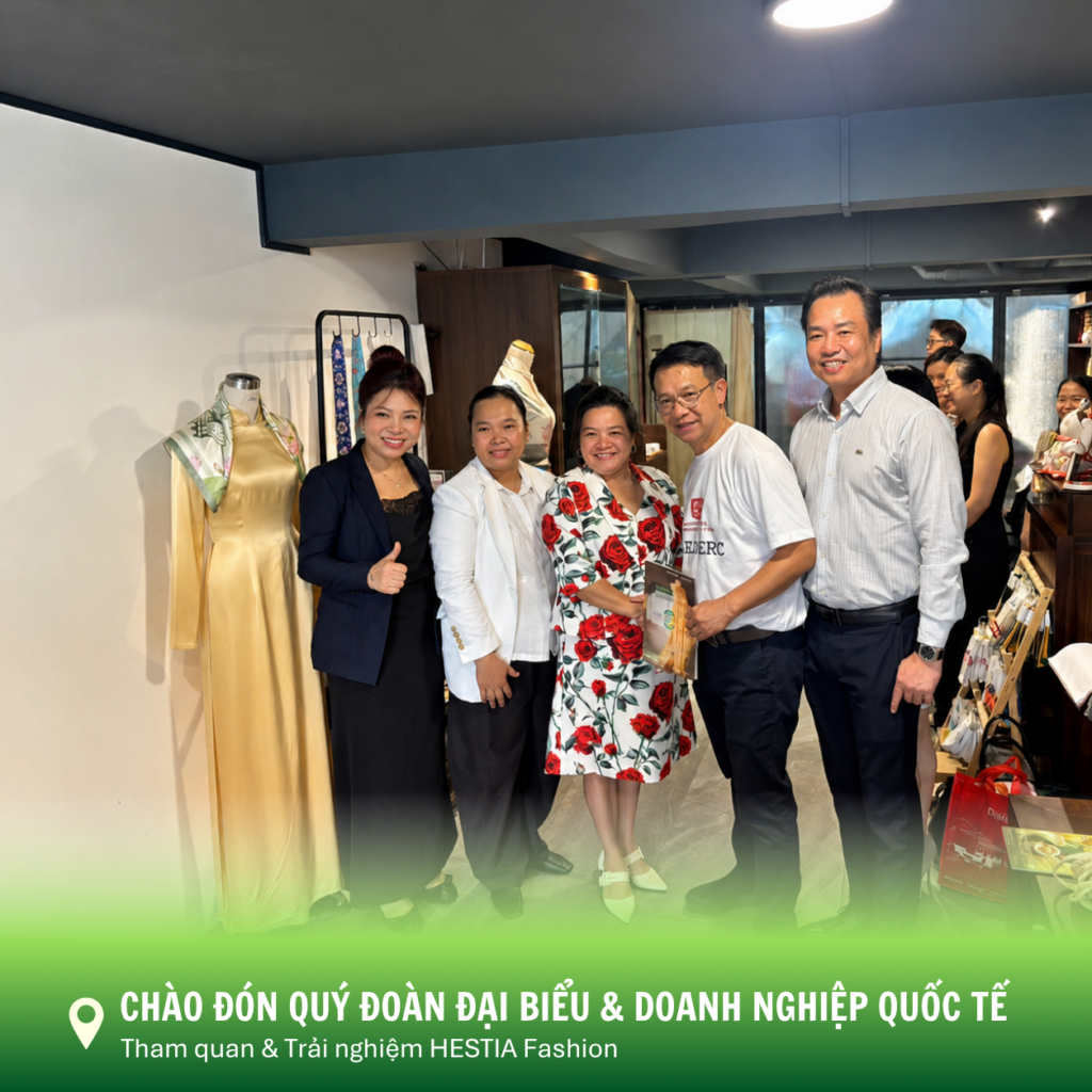 Đoàn đại biểu và doanh nghiệp quốc tế nghe giới thiệu tại cửa hàng HESTIA 33/22 Lý Văn Phức
