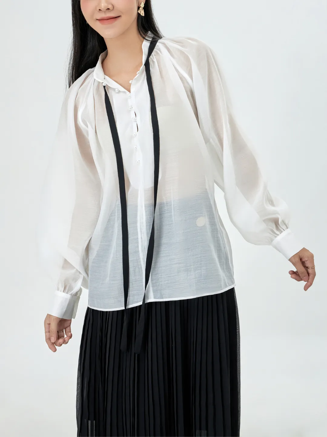 Áo Sheer Cổ Trụ Phối Ribbon