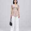 Nữ người mẫu thanh lịch với áo cổ tim chít eo