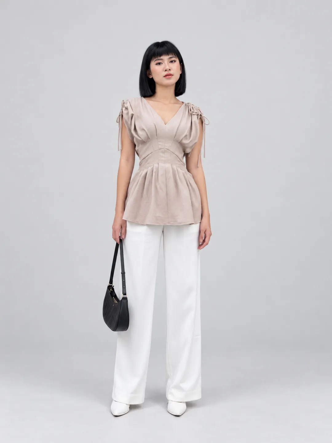 Nữ người mẫu thanh lịch với áo cổ tim chít eo